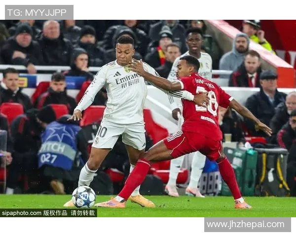 被揍的足球明星背后的故事与荣耀:从跌倒到重生的励志之路 被揍的足球明星背后的故事与荣耀:从跌倒到重生的励志之路